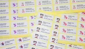 Awalnya hanya sekedar iseng dan karena kebutuhan untuk anak kembar saya yang masih sekolah saya membuat stiker nama untuk di buku agar terlihat rapih. Diy Sticker Nama Untuk Buku Sekolah Anak Mudah Modal Rm 1 40 Je Keluarga