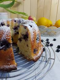 Den teig in eine eingefettete form geben und mit den blaubeeren bestreuen. Zitronen Buttermilch Gugelhupf Mit Blaubeeren Tinas Kuchenzauber
