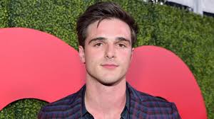 Kissing booth noah flynn joey king romantic movies dream guy series movies book characters cool costumes still life film. Why Noah From The Kissing Booth Looks So Familiar