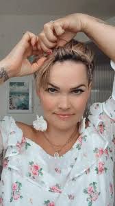 All you need for this style is an elastic headband and some hairspray. This  works with short and also with long hair. Bring the Hairband