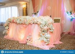 Mobiliario, arreglos, globos, velas y ambientación en bodas. El Concepto De Una Celebracion De La Boda Celebracion De Amantes Decoracion Flores Telas La Tabla De Los Recienes Casados Es Imagen De Archivo Imagen De Felicidad Amor 127832011