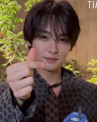 get lit lee know omgg this song is gonna be the one for me ahh i love it 💕 