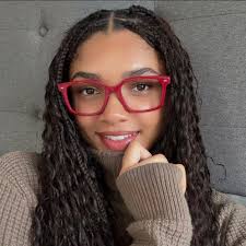 Milana's serving looks AND vision goals in her Hakim glasses 👓 Who knew  clear sight could look this good? Don't sleep