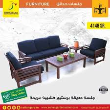 طقم خشبي فخم من الخشب الطبيعي المعالج مناسب للحدائق والأماكن المفتوحة كنب ثلاث مقاعد وكرسيين وطاولة مشروبات مع وسائد Outdoor Sofa Outdoor Furniture Furniture