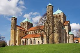 It was founded by bishop bernward. Eglise Abbatiale Saint Michel De Hildesheim Allemagne Basse Saxe Edifiee Entre 1010 Et 1033 Reprise Du Plan Basilical A Deux P Kathedrale Kirchen Moschee