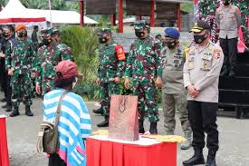 Jika seragam yang diminta ada stoknya, maka harus segera dibuat inputan bukti penyerahan seragam. Panglima Tni Dan Irwasum Polri Serahkan Kunci Rumah Kepada Korban Lemban Tongoa Divisi Humas Polri