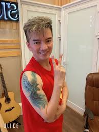 Ở tuổi u50, anh vẫn duy trì được thân hình rắn rỏi, cơ bắp. Ä'am VÄ©nh HÆ°ng Cong Bá»' Hinh XÄƒm Khoe Chá»¯ Ky Cá»§a Cáº§u Thá»§ VÄƒn Háº­u