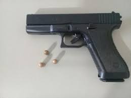 Um homem, de 26 anos, que ao ver a viatura tentou correr, mas foi alcançado e submetido a busca pessoal. Adolescente E Apreendido Com Simulacro De Pistola E 3 Municoes Dentro De Sala De Aula Em Leme Sao Carlos E Araraquara G1