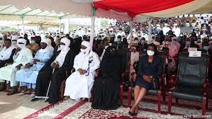 وكانت إعادة انتخاب ديبي متوقعة بشكل واسع فيما لم يقبل التشاديون بحماسة على الانتخابات في 11 نيسان/أبريل لأنه كان يواجه ستة مرشحين لا ثقل سياسيا لهم، إذ إن السلطة أزاحت عن السباق بموجب. 5alf15qoeaor3m