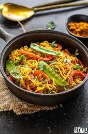 Rice Vermicelli Loaded With Vegetables And Seasoned With Curry Powder These Vegetarian Singapore Noodles Are Made In 2020 Singapore Noodles Rice Vermicelli Vegetarian