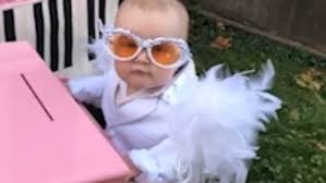 Video Little Girl Wears Adorable Elton John Costume For Halloween Daily Mail Online