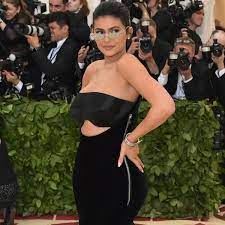 Kylie jenner has made over a million sales of her signatures entitled. Kylie Jenner Reveals The Gown She Ripped Right Before The Met Gala E Online Deutschland
