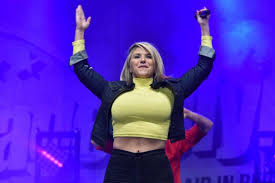 Beatrice egli macht den hausputz im aktuelle termine für beatrice egli & band live 2020. Beatrice Egli Sexy Busen Foto Macht Die Fans Verruckt Dieses Enge Shirt Zeigt Mehr Als Es Versteckt Fans Finden Es G Vipflash