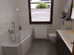 Die helle und großzügig geschnittene wohnung verfügt über laminat in den wohnbereichen. Barrierefreie Geflieste Dusche Badewanne In Gambach Muller Gmbh Bader Heizung Solar