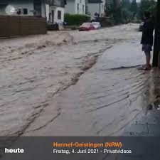 In dem video sieht man ein paar eindrücke der. Zdf Landesstudio Nordrhein Westfalen On Twitter In Hennef Geistingen Rhein Sieg Kreis Uberflutete Starkregen Gestern Ganze Strassenzuge Wie Diese Videos Von Anwohnern Zeigen Die Ortliche Feuerwehr Musste Zu 500 Einsatzen Ausrucken Zdfheute