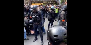 L'un des policiers assène deux coups de matraque tandis qu'un autre donne au moins un coup de dans le force et honneur, le concept d'honneur est passé aux oubliettes depuis longtemps. Video 1er Mai L Igpn Saisie Pour Un Policier Mettant Sa Matraque Dans Le Pantalon D Un Interpelle
