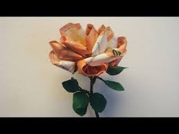 Die Botschaft Von Rosen Je Nach Farbe Kann Unterschiedlich Sein Die Des Geldes Ist Um So Eindeutiger Welch Blumen Falten Geld Falten Geldgeschenke Basteln