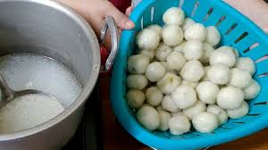 Kini ia membuat kedai kecil dan menetap di beberapa titik. Sang Pelancong Resep Dan Cara Membuat Cilok