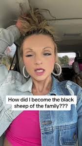 Lindsey Sampson's Instagram, Twitter & Facebook