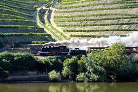 Na linha, a locomotiva a vapor 0186 espera os convidados. Comboio Historico Regressa A Linha Do Douro Em Junho Jornal Mundo Lusiada