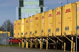 Photo DHL confronté à des restrictions aériennes et maritimes changeant ...