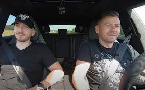 Si eres de los que no conoce la diferencia o crees que se equivocaron al escribir, te explicamos sus características y te básicamente la diferencia entre estos dos tipos de creadores de contenido es que unos escriben en blogs y los otros graban videos. Un Vlogger Si Un Milionar Clujean Au Gonit Cu Peste 300 De Kilometri Pe OrÄƒ Pe Sosele Romaniei Dar Spun CÄƒ Sunt In Germania Ziarul Romanesc Germania