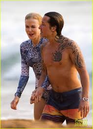 Keith urban showed off new tribal tattoo on his hand at the 56th academy of country music awards in nashville, tennessee on sunday night. Shirtless Keith Urban Puts Tattoos On Display At Beach With Nicole Kidman Photo 4406963 Keith Urban Nicole Kidman Shirtless Pictures Just Jared