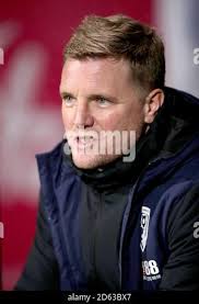 AFC Bournemouth manager Eddie Howe feiert auf dem Spielfeld mit seiner Frau Vicky  Howe am Ende der Premier League Match an der Vitalität Stadium, Bournemouth  Stockfotografie