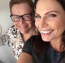 Laura Muller abre intimidade com a mãe e diz não ter dimensão da fama: 'Sou  uma pessoa normal, com erros e acertos'