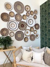 Il divano legno etnico, che sia a tinte scure come il legno di mogano o di teak, o a tinte chiare come il cedro, infonde un'atmosfera di lusso e charme al vostro salotto. The New Boston Area Serena Lily Store Arredamento Idee Case