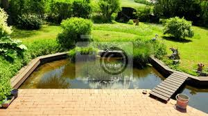 Die faszination und anziehungskraft des wassers im garten, mit seiner beruhigenden wirkung auf den menschen, sind schon lange. Deutscher Garten Und Schoner Teich Eine Terrasse Angrenzend Fototapete Fototapeten Ententeich Paradiesischen Palisade Myloview De