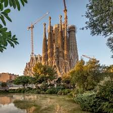 Η βαρκελώνη, η πρωτεύουσα της καταλονίας, είναι μια μεγαλούπολη γεμάτη ζωντάνια που. A3io8eata Sthn Polh Barkelwnh Ispania