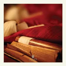 They Say Patient Fingers Weave A Prized Tapestry Weaving Is An Art That Requires Beyond Skill The Values Of Pat Finger Weaving Human Pictures Simple Pictures