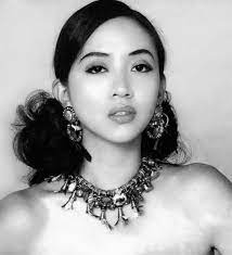 1 478 likes 49 comments 雲妮vani vanijerjer on instagram 感激生命中曾有幸跟你遇上 今晚藉著你的歌我們可再度聯繫 似水芳華十五年留下不只思念 ani look at the sky statement necklace style icons