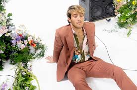 Sebastian ingrosso è nato a nacka, in svezia, ed è cresciuto a stoccolma.il padre vito è di taranto e cugino del cantante italiano diodato. Benjamin Ingrosso Releases New Song Smile Pm Studio World Wide Music News