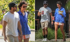 After being spotted having a jolly good time together at a ufc. Zac Efron Holds Hands With New Girlfriend Vanessa Valladares As They Step Out In Byron Bay Daily Mail Online