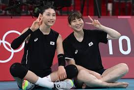 지금과 똑같은 이목구비로 성형 수술은 안 한 것 같으며 항상 훈훈한 동안 얼굴과 완벽한 각선미, 긴 팔다리, 탄탄한 몸매를 유지하고 있습니다. G2binsugzuuhom
