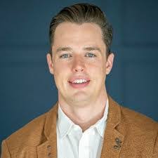 Kari Roche's Instagram, Twitter & Facebook