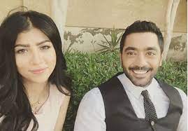 كارولين كانت قد حققت شهرة واسعة من خلال مشاركتها في مسلسل (أبو العروسة) مع الفنان سيد رجب والفنانة سوسن بدر. Ø§Ù„Ù†Ø¨Ø£ Ù‡Ø§Ø¬Ø± ÙÙŠ Ø£Ø¨Ùˆ Ø§Ù„Ø¹Ø±ÙˆØ³Ø© 7 Ù…Ø¹Ù„ÙˆÙ…Ø§Øª Ø¹Ù† ÙƒØ§Ø±ÙˆÙ„ÙŠÙ† Ø¹Ø²Ù…ÙŠ