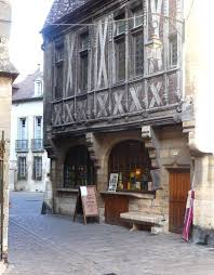 Cette Maison Renommee De La Rue De La Chouette A Dijon Avec Ses Cariatides Du Xv Ieme Siecle Est Sit Hotel Dijon La Cathedrale Notre Dame Et Dijon
