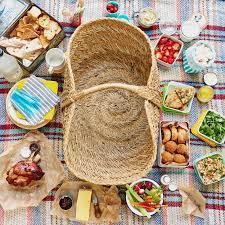 Cibo casual, preferibilmente sandwiches o altre cose che puoi mangiare senza l'uso delle posate. Picnic Cosa Mettere Nel Cestino E Non Solo Tgtourism