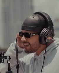 Red Bull 60s Freestyle series • Repost from @redbullmusic, •, "Can’t stop  won’t stop think I’m going crazy" 🎤, 2x @redbullbatalla USA Champ  @yartzirial flexes his #freestyle skill in Miami ahead of ...