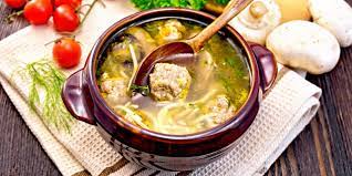 Суп с домашней лапшой, фрикадельками и грибами - Лайфхакер
