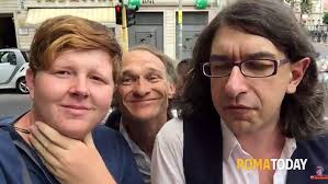 Nel 2018 il tribunale della sorveglianza della capitale ha deciso di affidare in prova ai servizi sociali il noto disturbatore, impegnandolo come volontario a roma in cui vive. Gabriele Paolini Scarcerato Per Lui Obbligo Di Firma Due Volte A Settimana