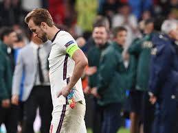 La brutta immagine dei calciatori inglesi che si tolgono la medaglia del secondo posto | video (di lunedì 12 luglio 2021) dopo la vittoria dell'italia la delusione dell'inghilterra è comprensibile, ma il gesto dei calciatori di togliere la medaglia d'argento è stato indice di poca sportività. Isg6 Eynx62r3m