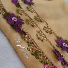 Lacivert elbise ile birlikte en çok kırmızı, bordo, krem rengi, siyah, mavi ve açık kahverengi renkler kullanılıyor. 45 Tane Yeni Igne Oyasi Yazma Kenari Ornekleri Ev Duzenleme