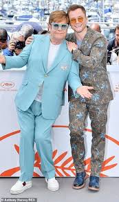 Carpool Karaoke Taron Egerton Richard Madden Watch Online Elton John Taron Egerton And Richard Madden At Rocketman In Cannes Actores Britanicos Cantantes Bandas Musicales