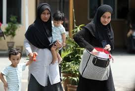 Dalam pada itu, kakak kepada usahawan kosmetik, datuk seri aliff syukri kamarzaman iaitu noor hayati dilihat turut terkesan apabila memuat naik satu kenyataan berhubung perkara itu di instagram. Niat Saya Bantu Intan Aliff Syukri