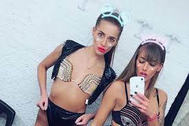 She has brown color hair and brown color eyes. Le Foto Di Eveline E Silvia Dellai