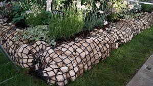borderrand van grote keien in netten gezien op de chelsea flower show 2016 keermuur tuin borders